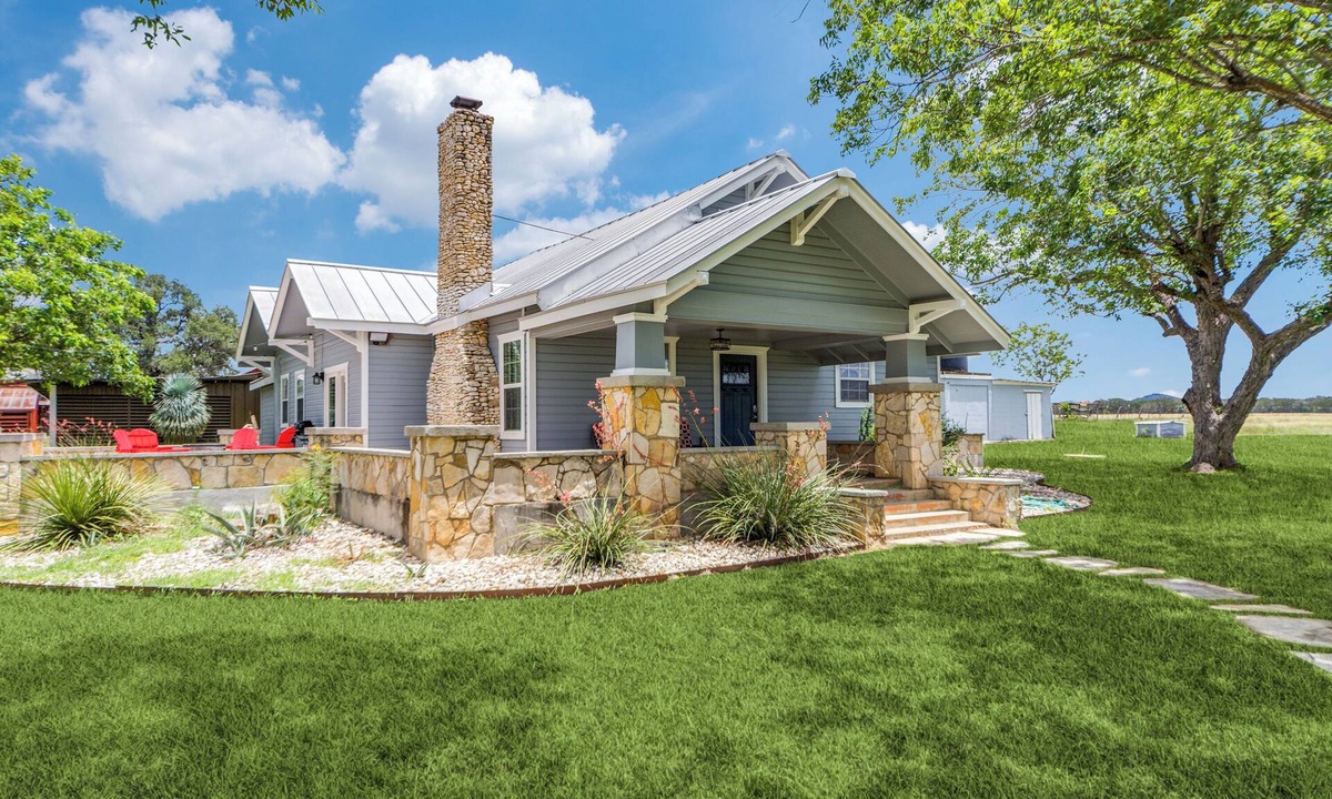 Comfort House | Breathtaking Texas Hill Country Getaway on 10 Acres for Everyone - Sleeps 16