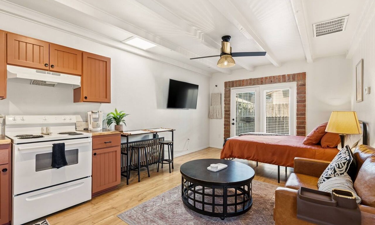 West University Apartment | Bright Private Studio with Great Outdoor Space - Walk to UofA - No Cleaning Fee