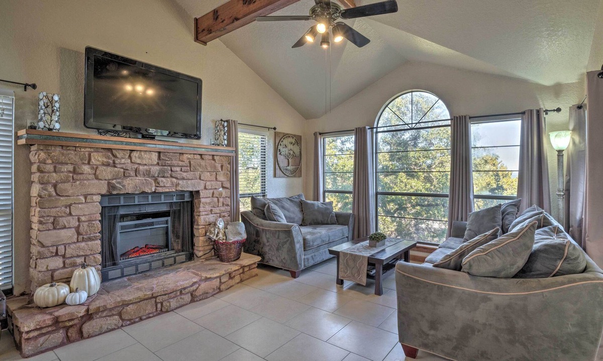 Briarcliff House | BRING THE BOAT/Kids & Pets! LAKE TRAVIS FUN! Fenced Yard/Trails/Golf/FEED Deer!