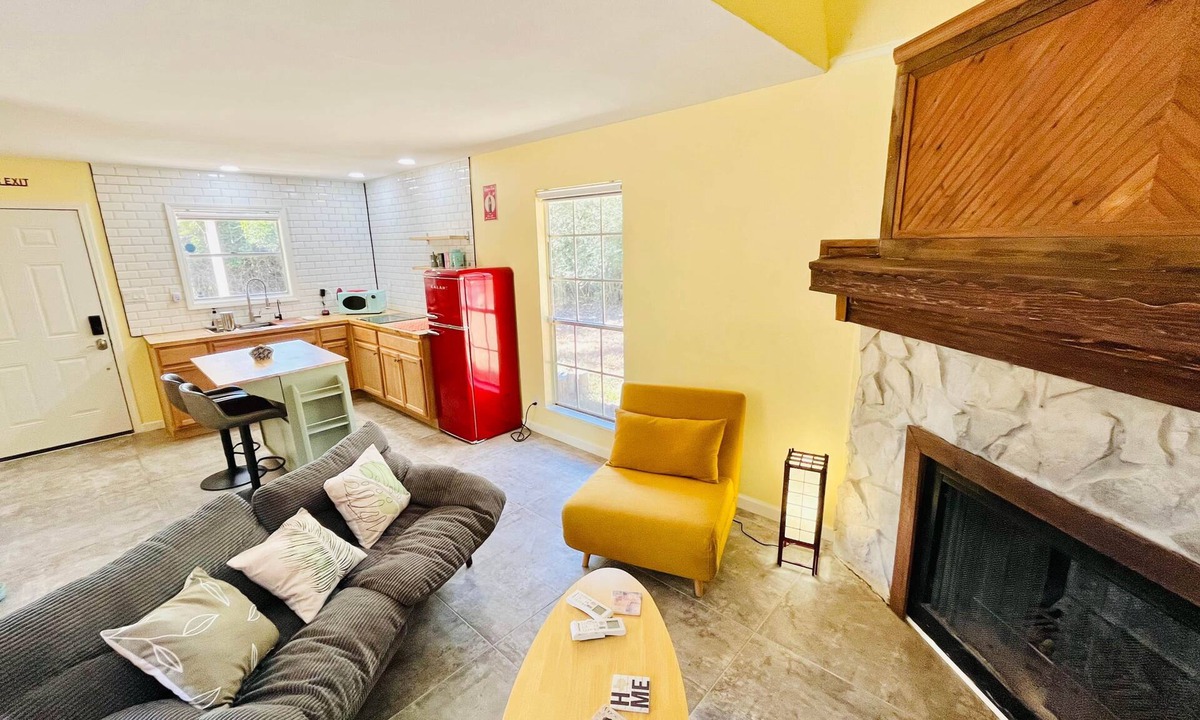 Somerville Cabin | Cabin getaway five minute walk to Lake Somerville!