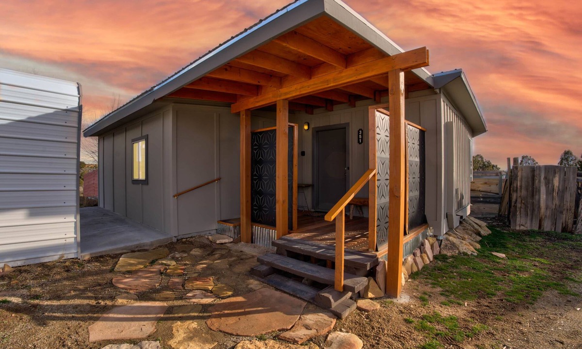 Dove Creek Cabin | Cabin Near Dolores Canyon, Mesa Verde, Moab WiFi A/C Laundry Parking