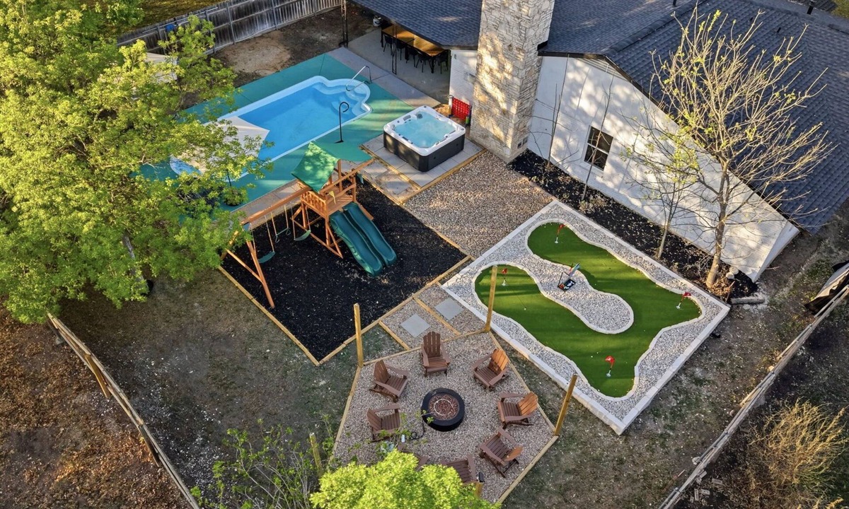 Leon Valley House | Casa Alegre: Football & Family Fun Starts Here!