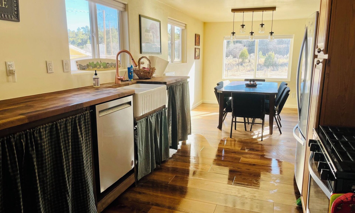 Reserve House | Casa Rosa-Gorgeous 5 bedroom in heart of Reserve-Close to Rodeo, Fairgrounds