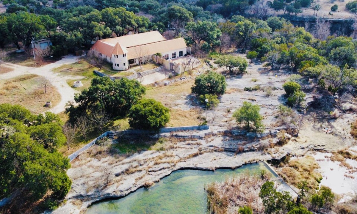 Oatmeal Other | Castle Experience! ★Peacocks ★Sauna ★Pool/Hot Tub ★Creek with swimming hole