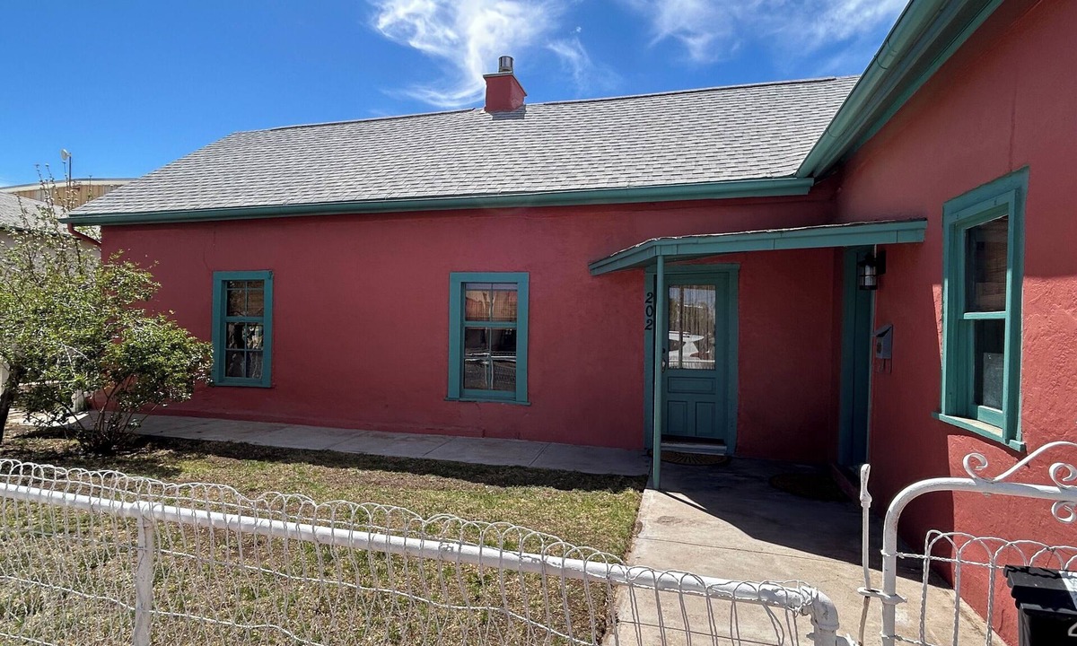 Tyrone House | Charming 1800's fully modernized farmhouse in downtown Silver City- pet friendly