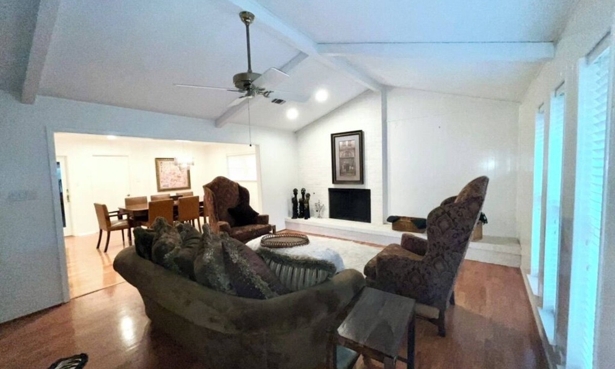Colleyville House | Charming 3-bedroom house in wonderful Colleyville with WiFi, fitness room