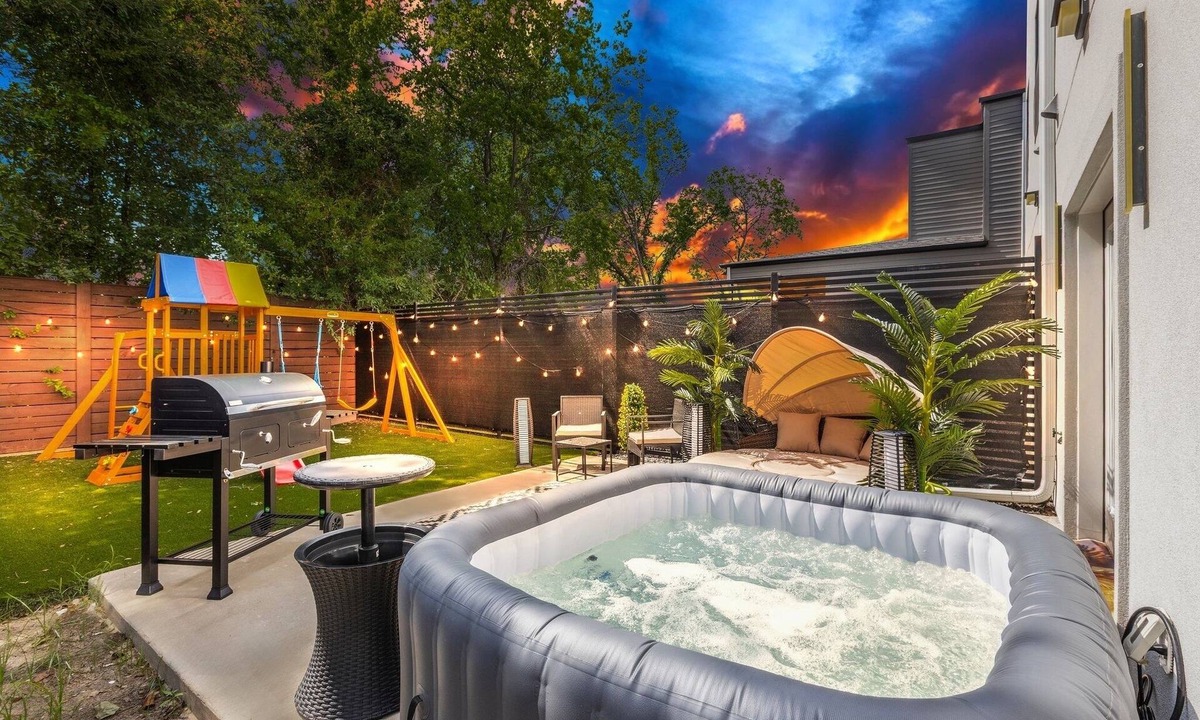 West Dallas House | Charming 4-bedroom house w/Game room & Spa, WiFi in vibrant Dallas