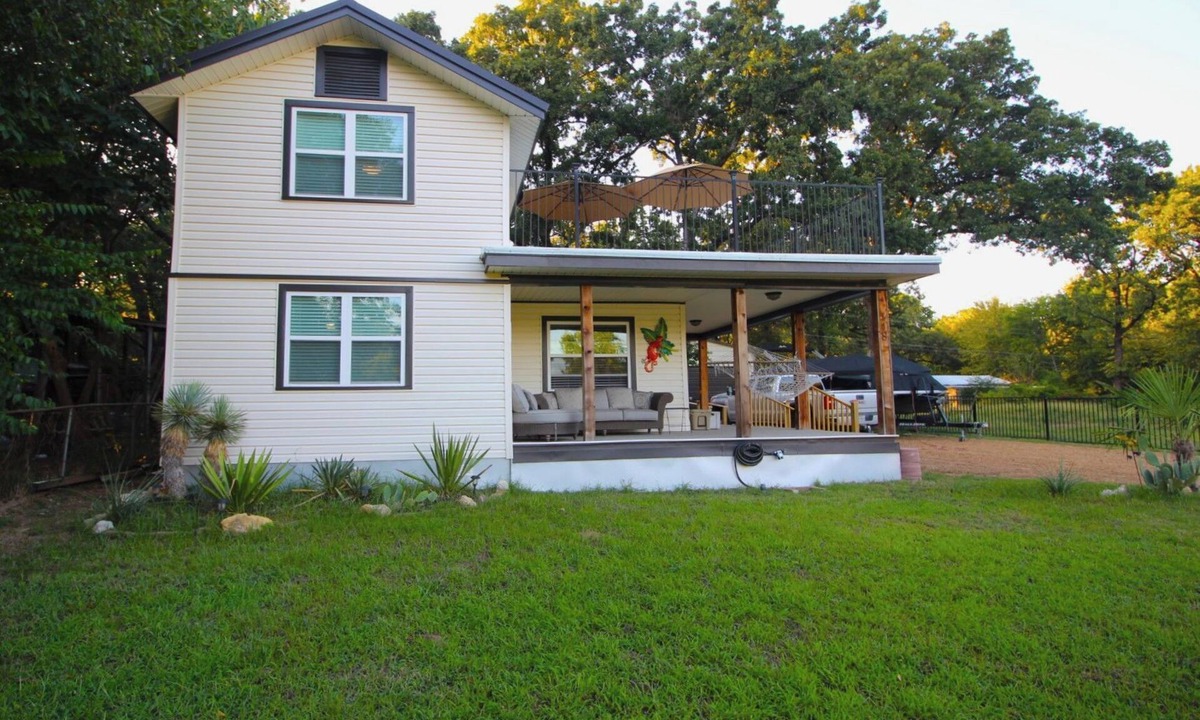 Gun Barrel City House | Charming and cozy. Vintage New Orleans vibe. Balcony view, hot tub and fire pit.