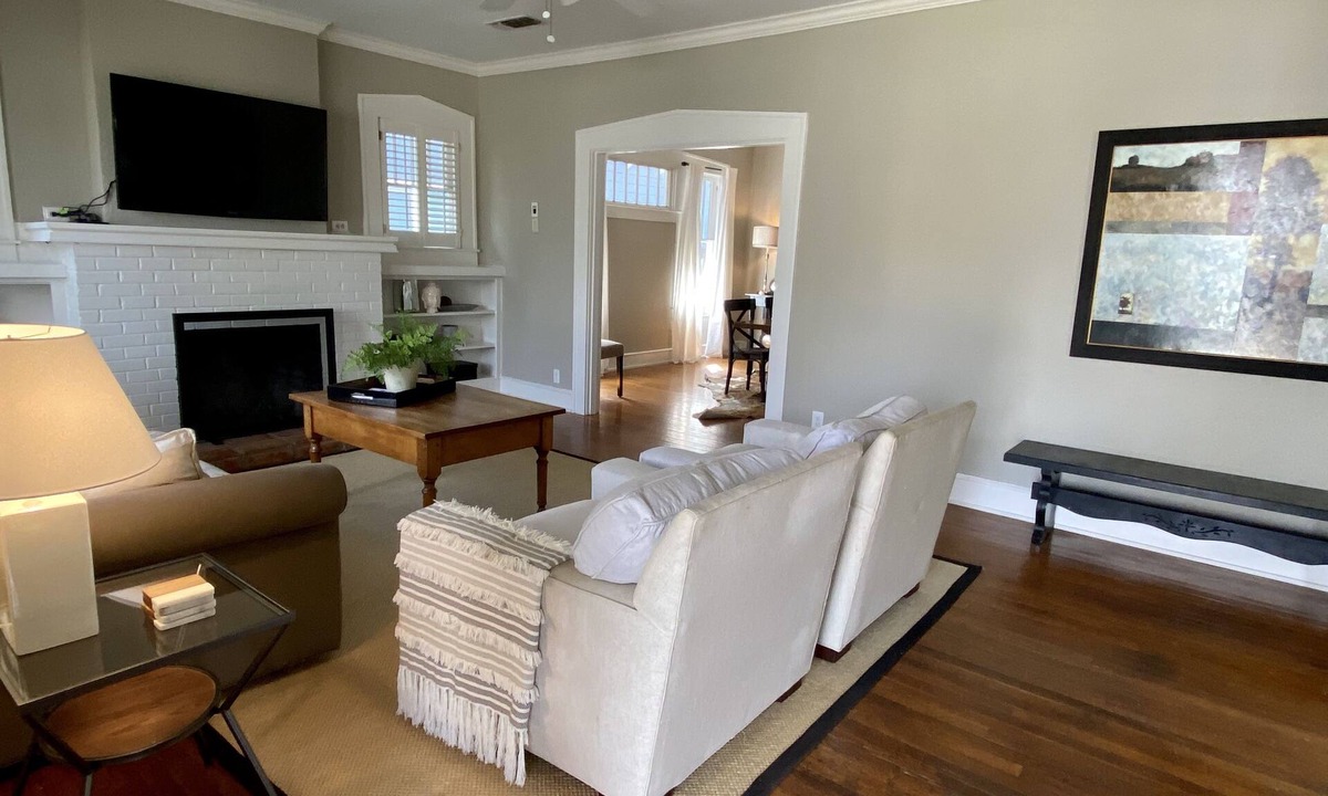 Fort Worth Cultural District House | Charming bungalow in the Cultural District,walk to Will Rogers and Dickies Arena