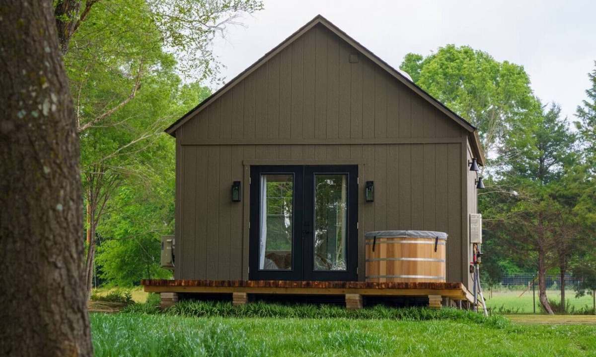Jewett Cabin | Charming & Cozy Lake Farm Retreat: Soaking Tub, Patio, King Bed, Workspace!