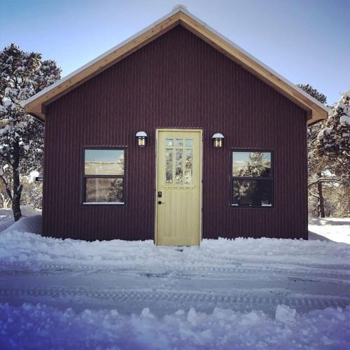 Raton House | Charming, Glamping Cabin with Barbecue Grill, Perfect for Wildlife Watching in Raton, New Mexico