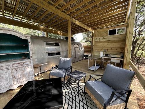 Mineral Wells House | Charming Vintage Airstream with Covered Patio near Mineral Wells, Texas
