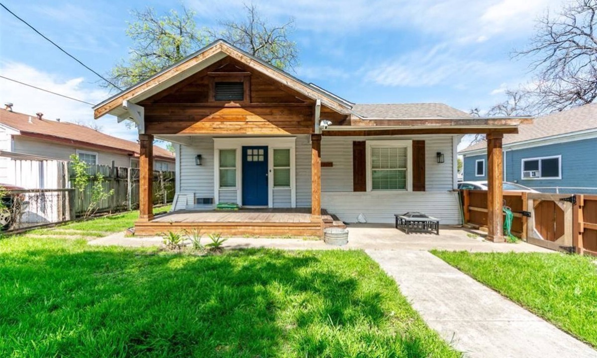 Kessler Apartment | Chic 2-bedroom apartment with WiFi, AC in vibrant Dallas
