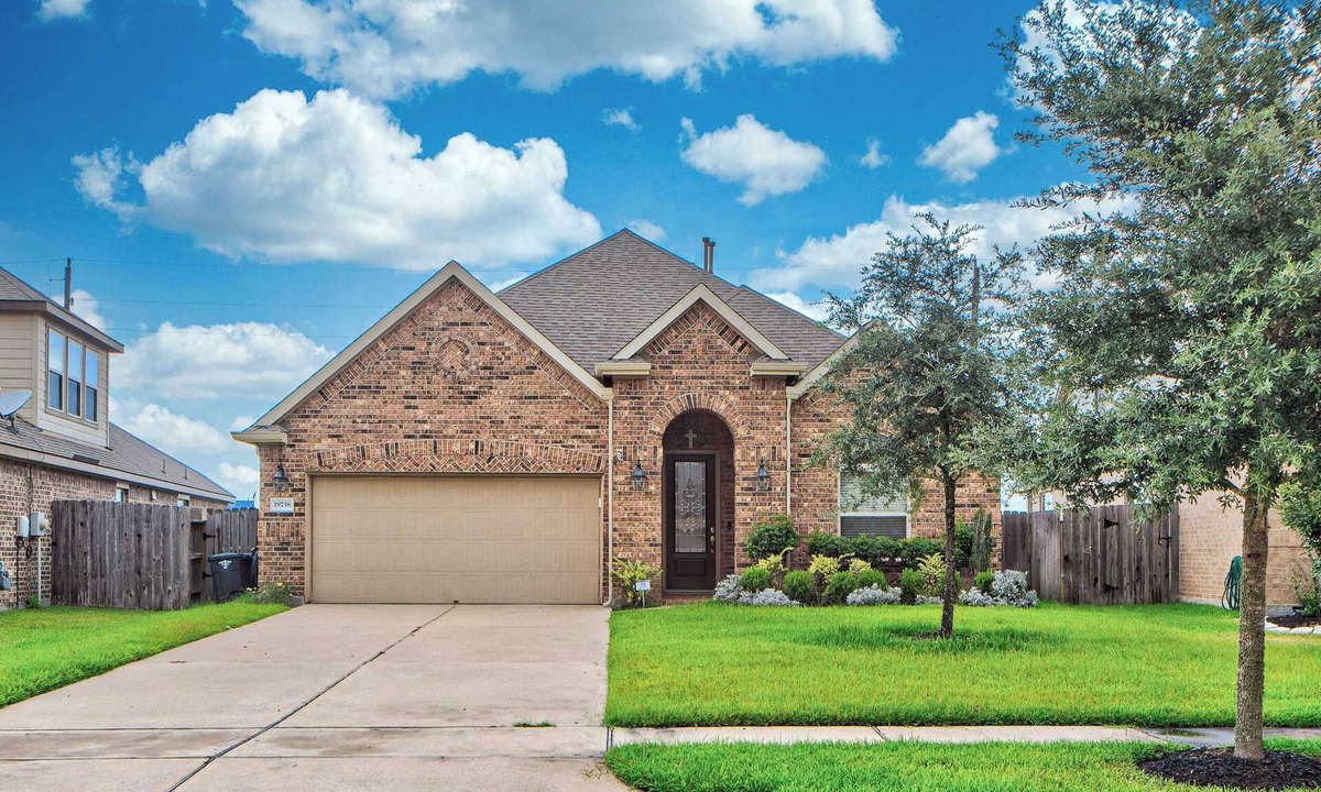 Cypress House | Chic 4BR Living｜Pet-Friendly｜Garage Included｜Lush Backyard｜Flexible Lease #41228