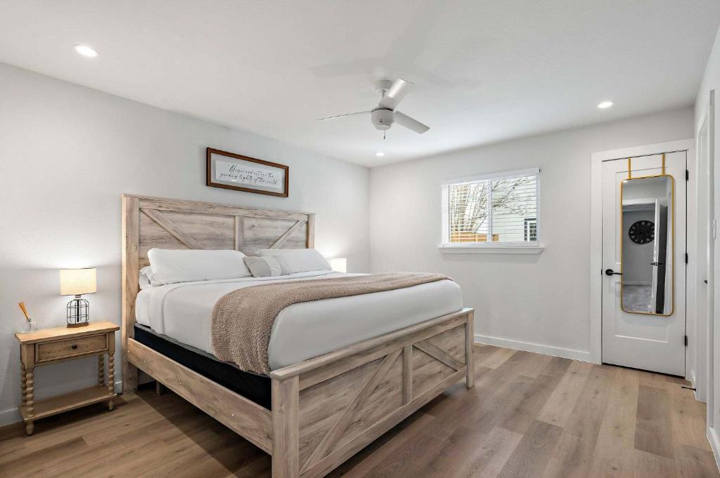 Barton Hills Apartment | Chic & Stylish 1BR Retreat - Near Zilker Park