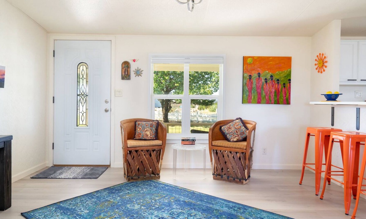 Logan House | Clean Cute Ute Lake Home - 5 mins to the lake!