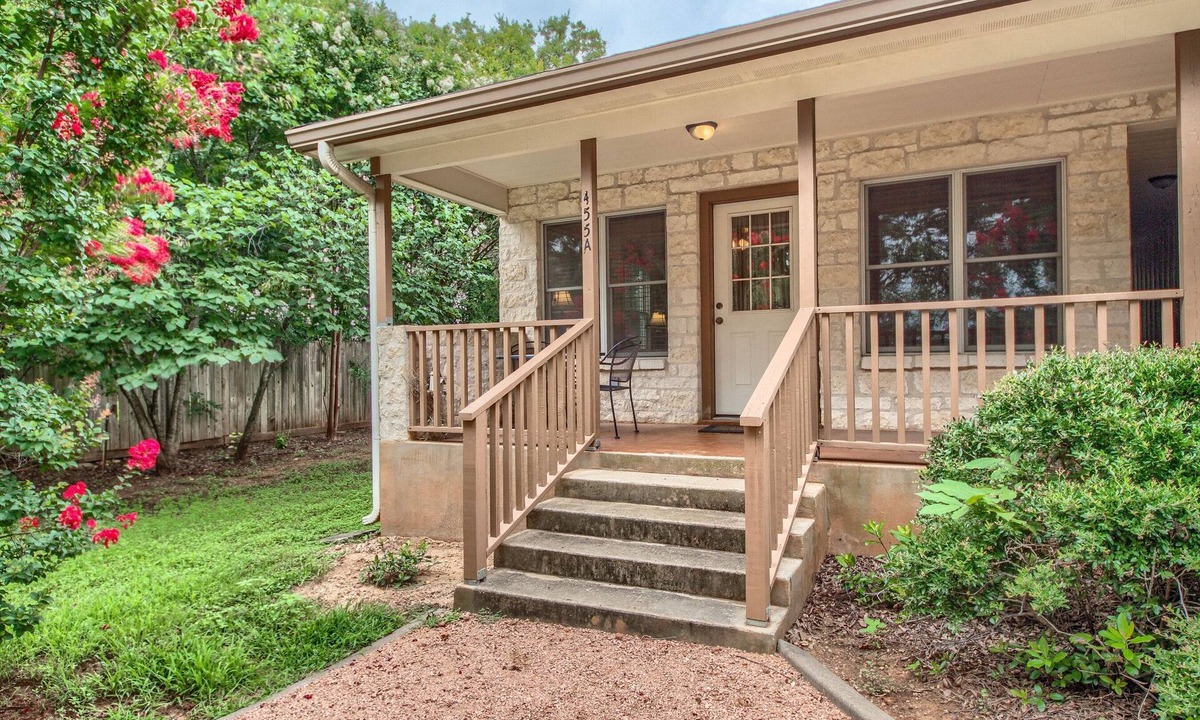 Fredericksburg Cottage | Close to Main Street - Walking Distance to Downtown - Walk/Drive