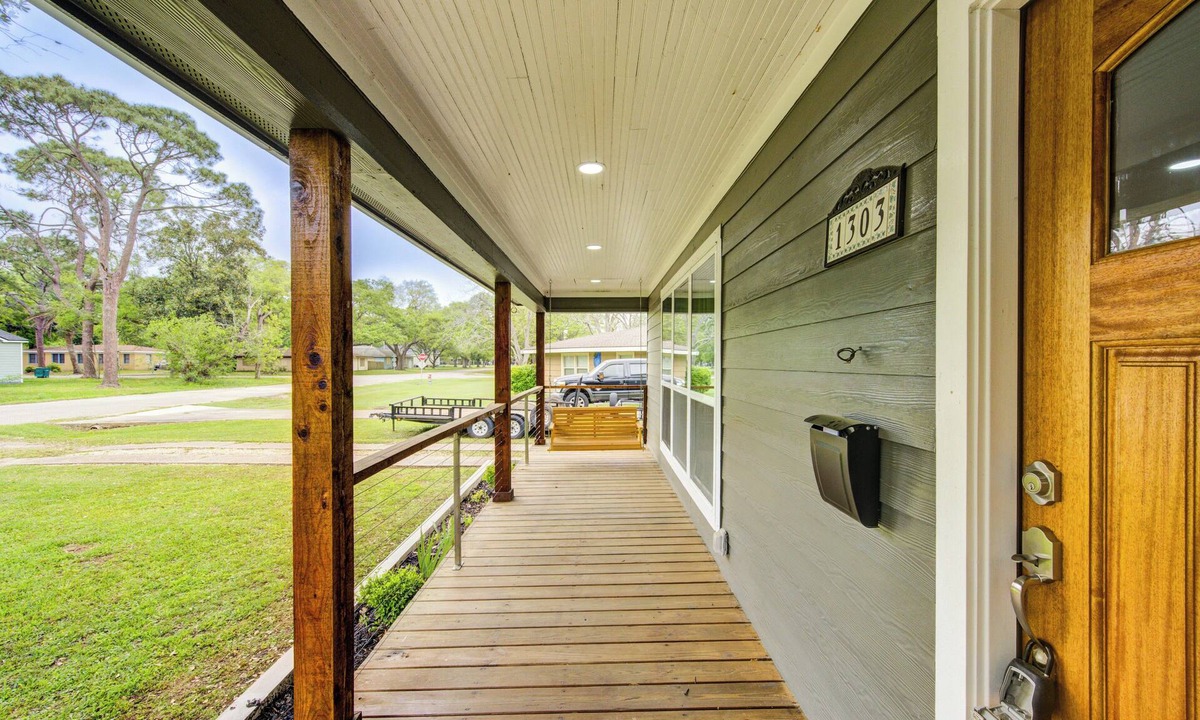 La Marque House | Coastal Getaway w/HotTub in La Marque!