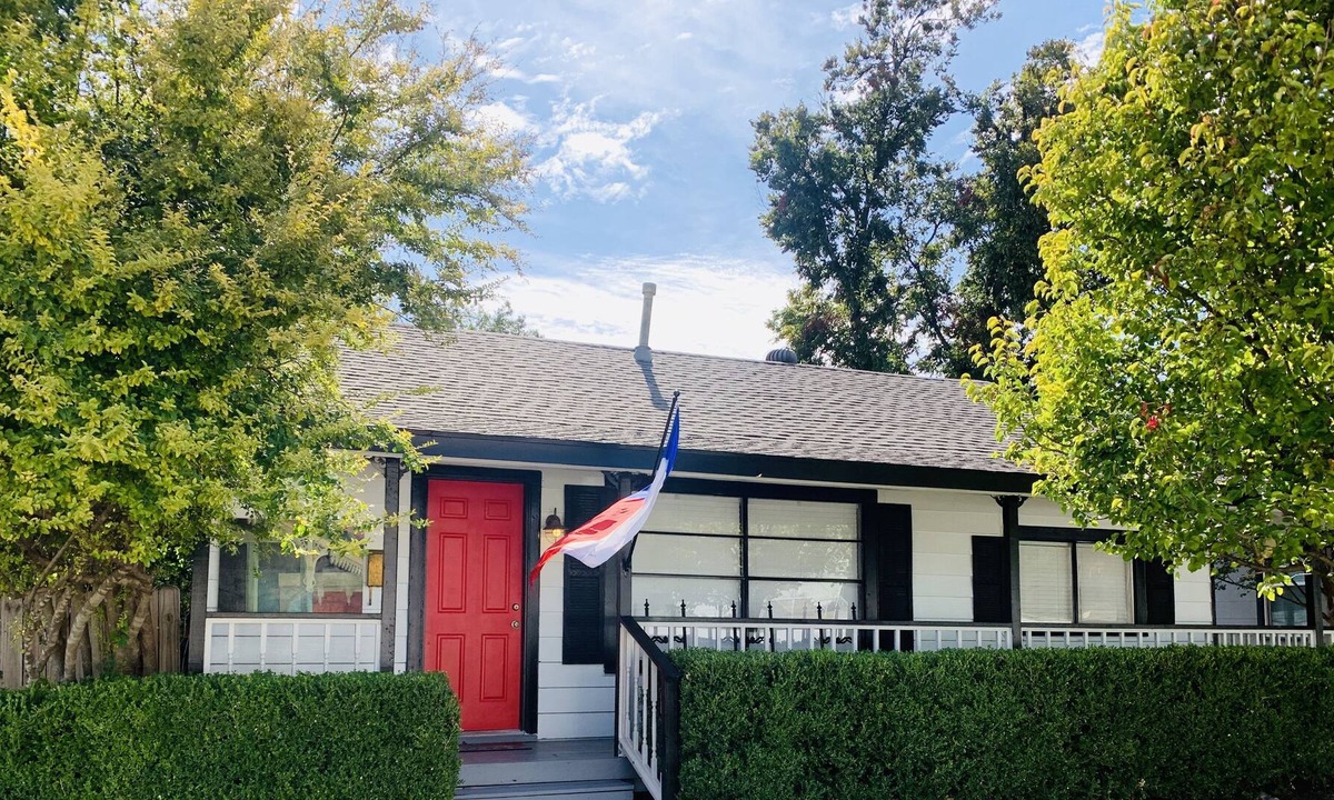 Arlington Heights House | Collinwood Manor+Cottage. Walk to Dickies Arena