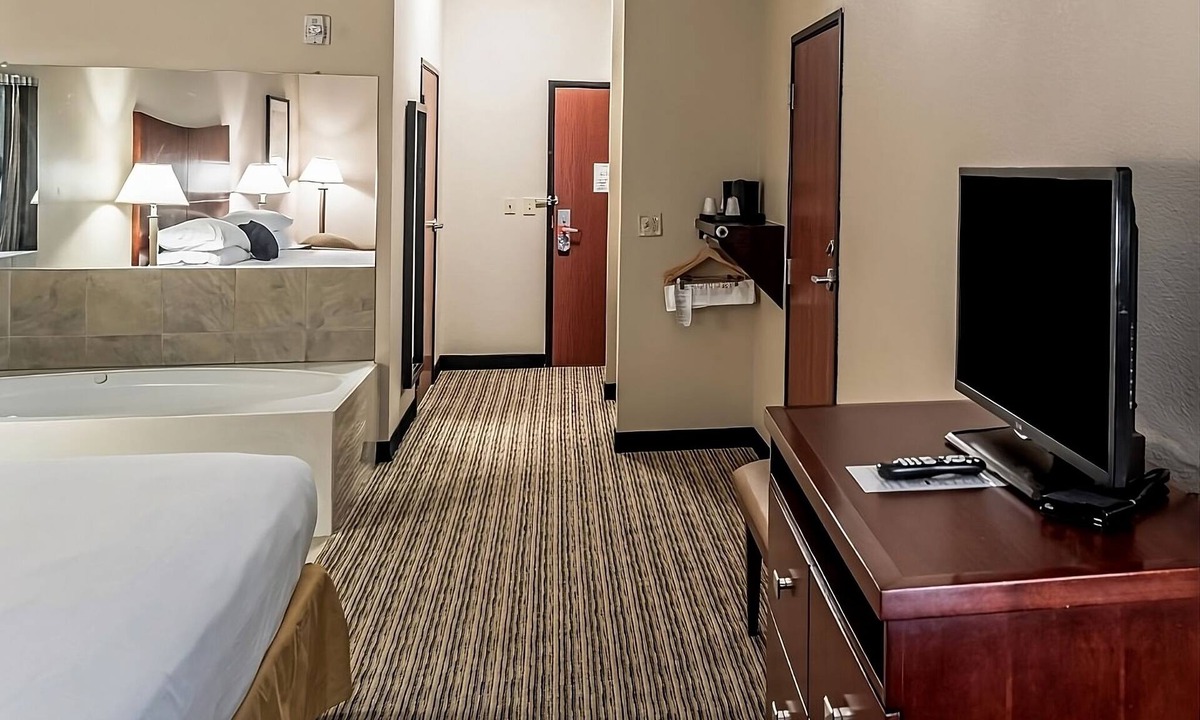 Mineral Wells Hotel | Comfortable Stay in Red Lion Inn & Suites Mineral Wells! Free Parking!