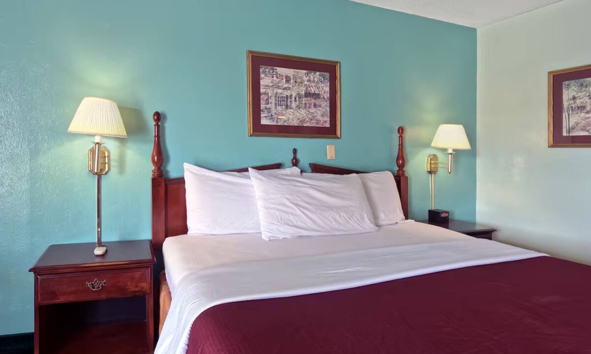 Vega Hotel | Comfy Room w/King Bed – Great Value for Travelers Along Historic Route 66