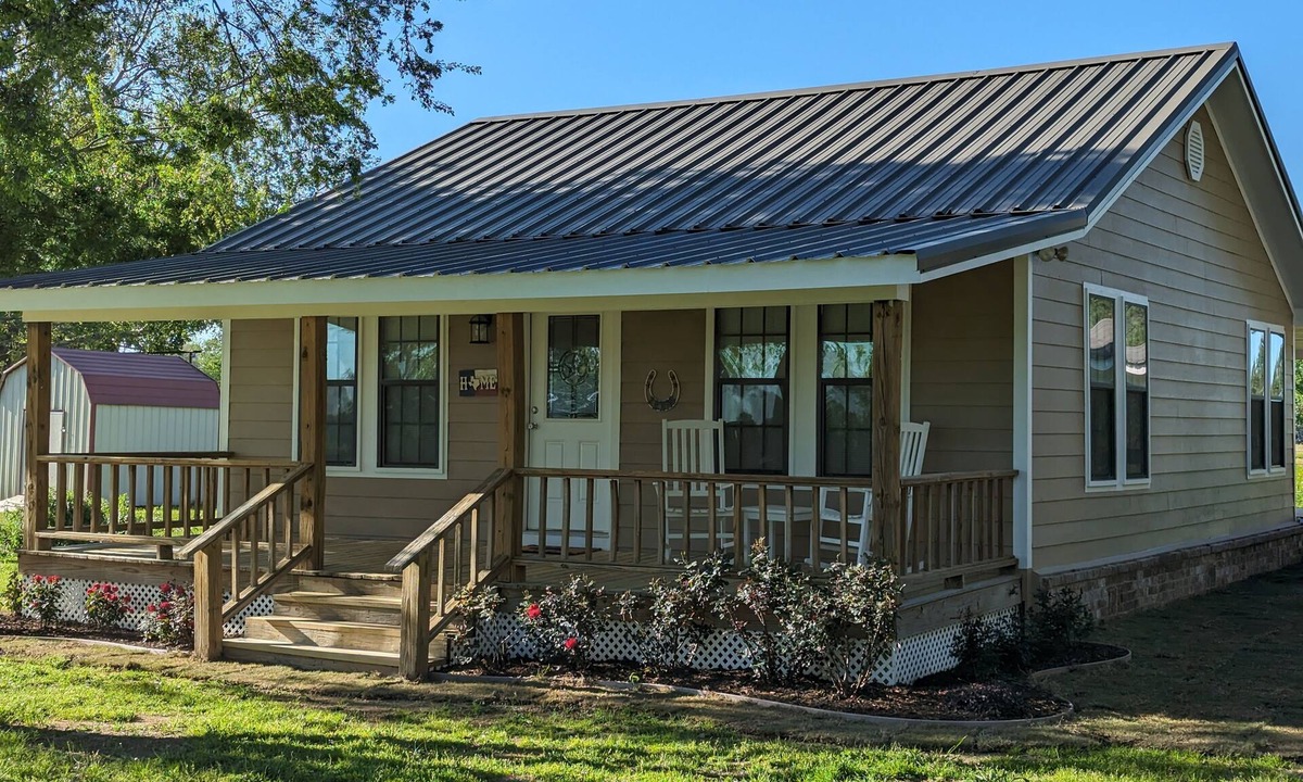 Anderson County House | Countryside Cowboy Cabin is only minutes from Frankston and pet friendly!.