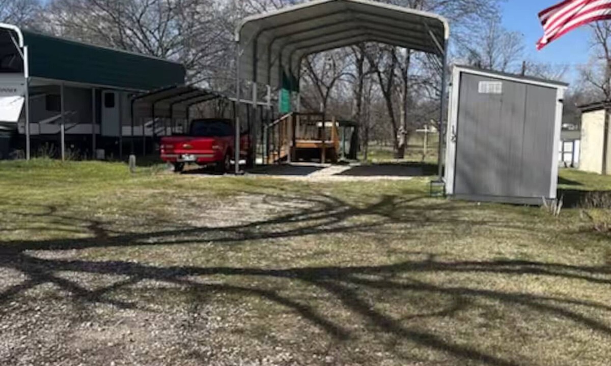 Dennis RV Rental | Covered RV Spaces by the Brazos River