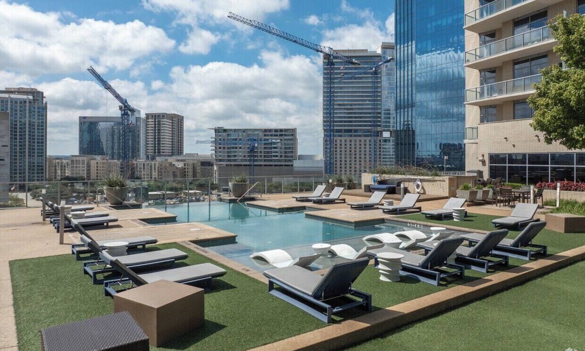 Uptown Apartment | Cozy 1-bedroom apartment with glass sky view downtown Dallas
