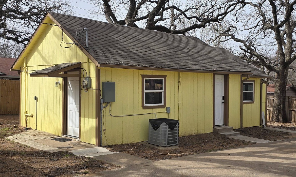 Handley Cottage | Cozy 1-bedroom cottage in soothing Fort Worth with AC pet friendly free parking,