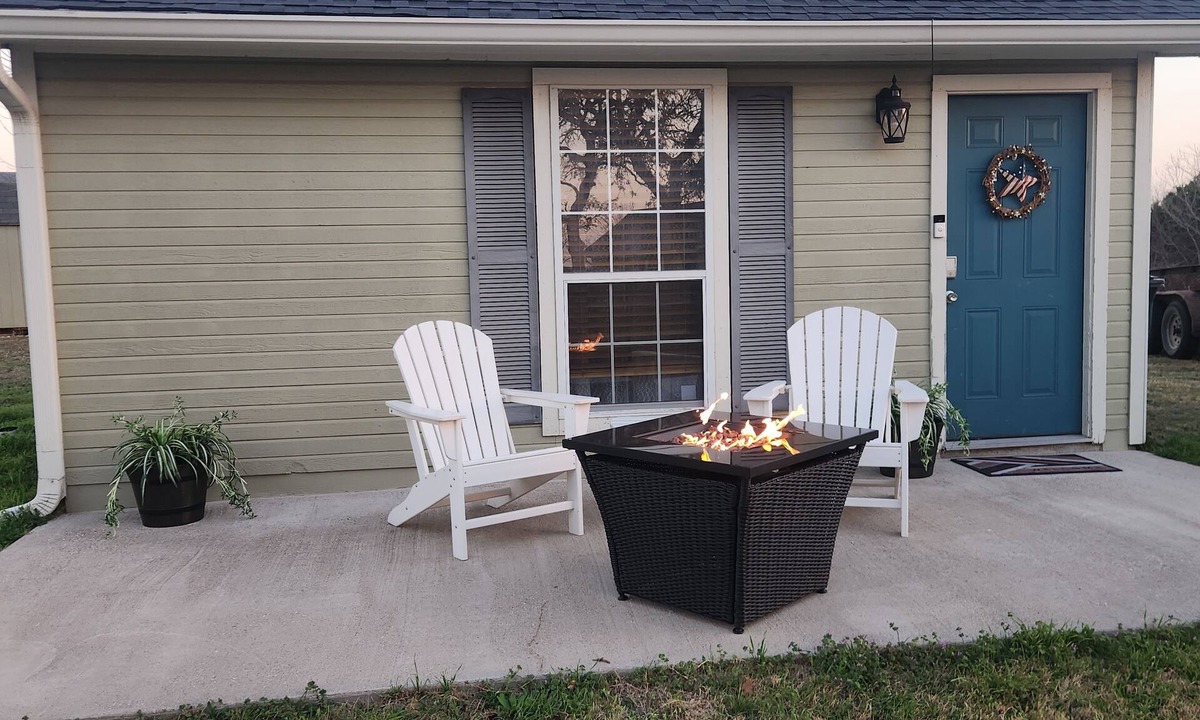 Leon Junction House | Cozy 1-bedroom The Hilltop Bungalow in enchanting Ogelsby. 30 minutes from Waco