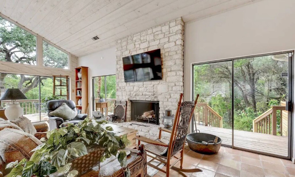 Manana West House | Cozy 1970's Texas Ranch