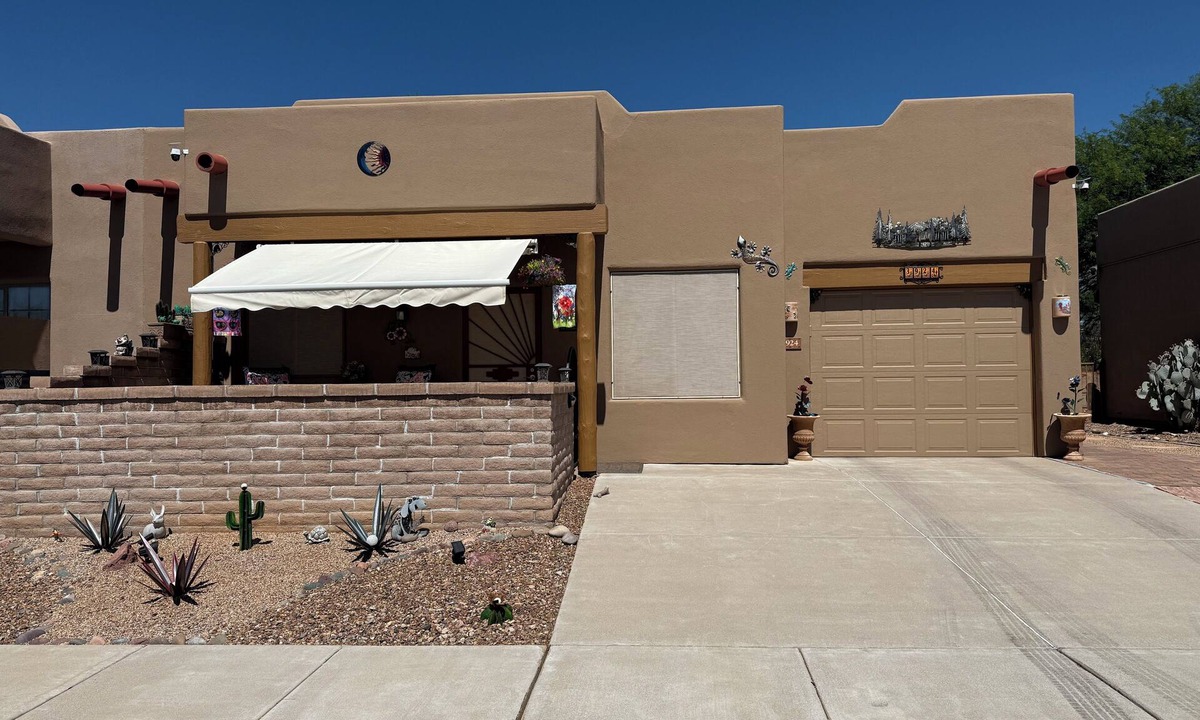 Green Valley House | Cozy 2 bed 2 bath Santa Fe style, 55+ Senior Community Green Valley town home.
