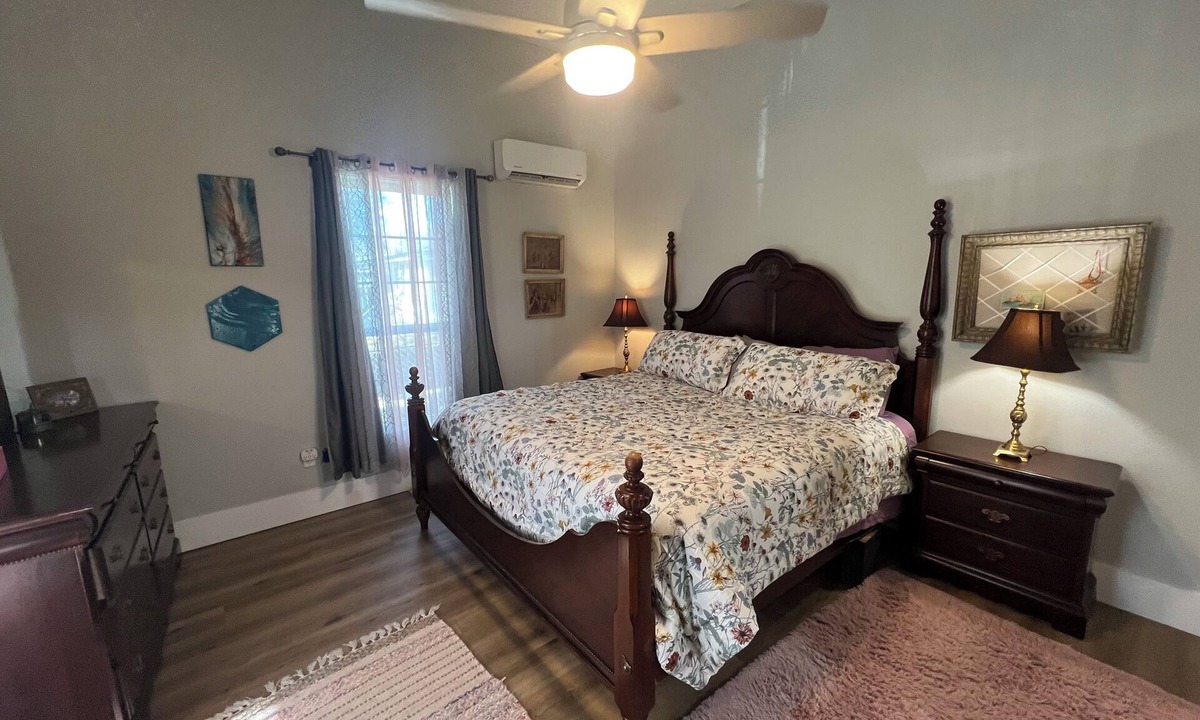 Trinity House | Cozy 2 bedroom house in Trinity, Starlink, king size bed