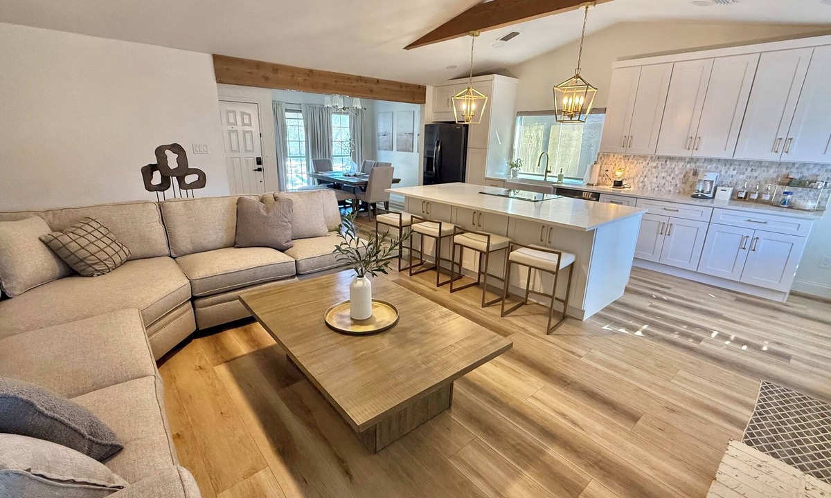 Frisco House | Cozy 3/2 w/Master Suite+Elegant Jurassic Themed Room. Minutes from attractions.