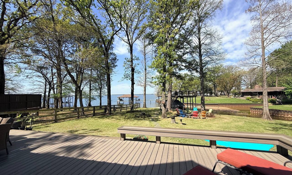 Enchanted Oaks Cottage | Cozy 3-bedroom/w loft cottage on lake in quaint Mabank