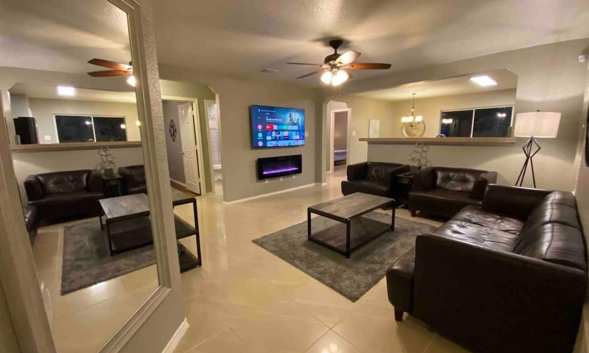 Wetmore House | Cozy 3BR 2BA Longhorn Creek Retreat Near JW Marriott with Fenced Yard