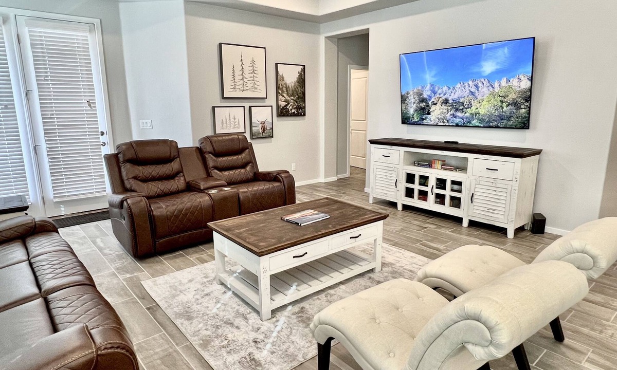 Las Cruces House | Cozy Alamo Casita 4br/2ba with Mini Golf in the backyard.