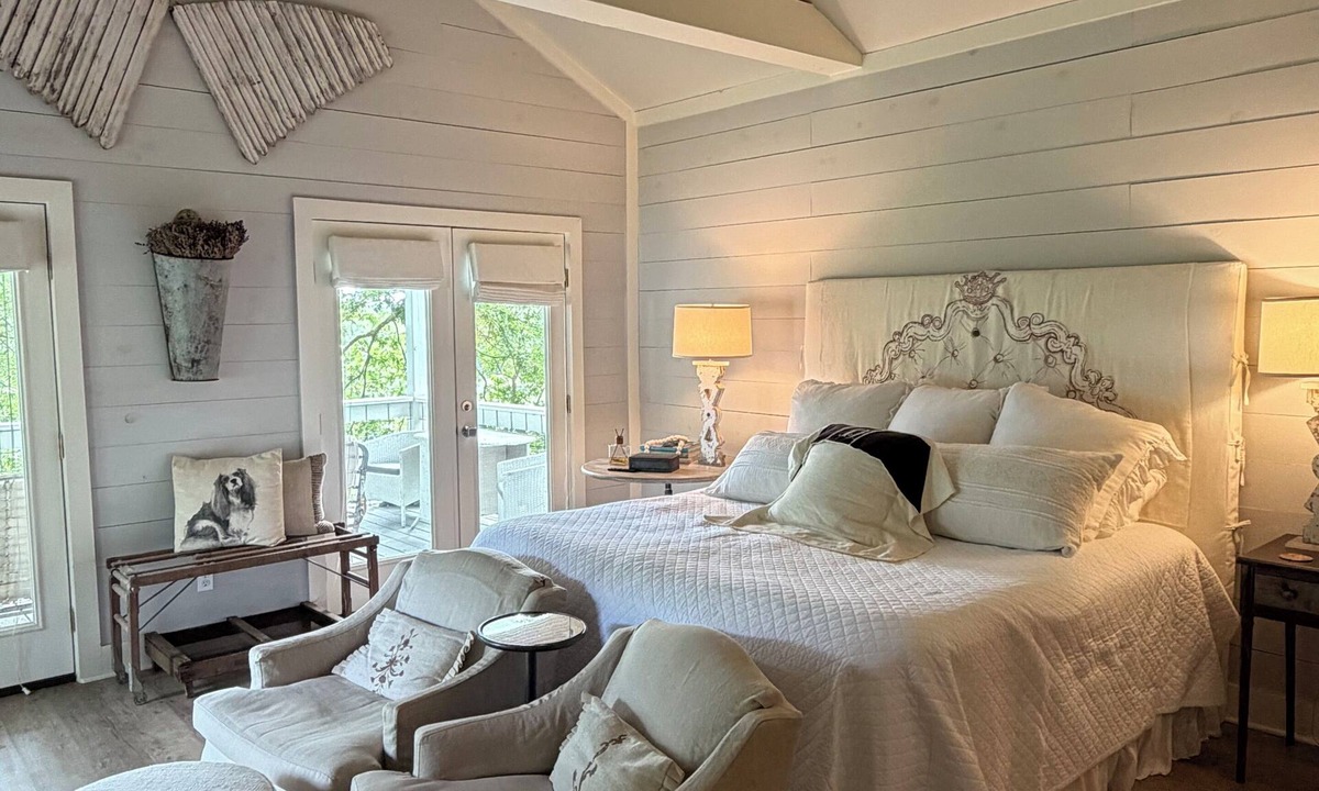 Burton House | Cozy and comfortable one bedroom with kitchen and with pasture view.
