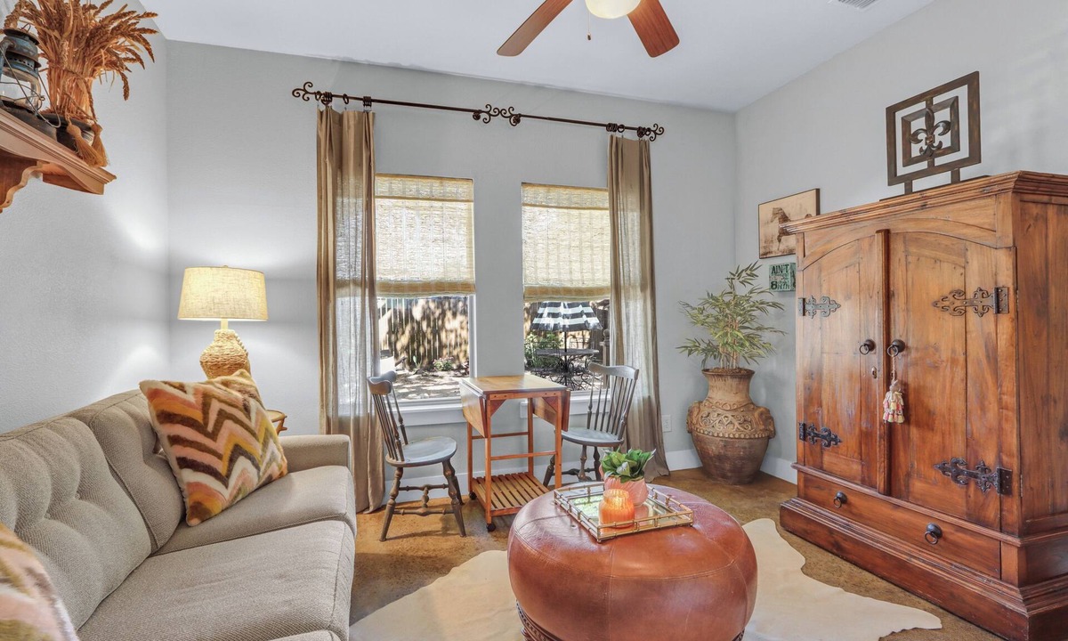 Boerne House | Cozy & Convenient, 1/2 block off Main St. in Boerne, WALK EVERYWHERE!