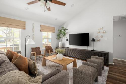 Spicewood House | Cozy Cottage near Lake Travis with Pool and Pickleball
