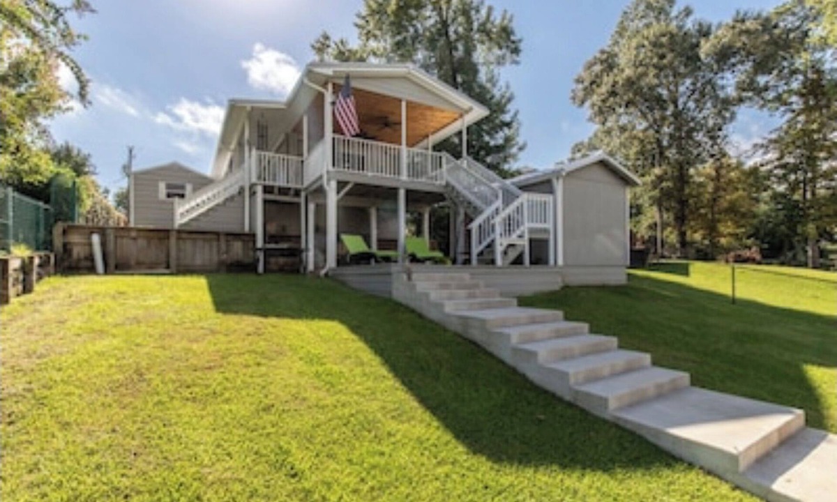 Pointblank House | Cozy Cottage on lake Livingston with Kayaks included