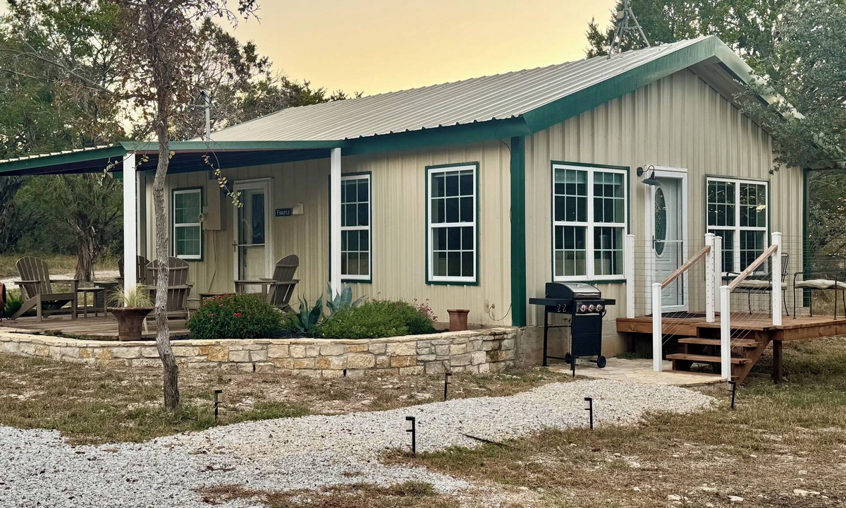Glen Rose Cabin | Cozy Country Cabin- Centrally Located- 2.5 Miles to Downtown!