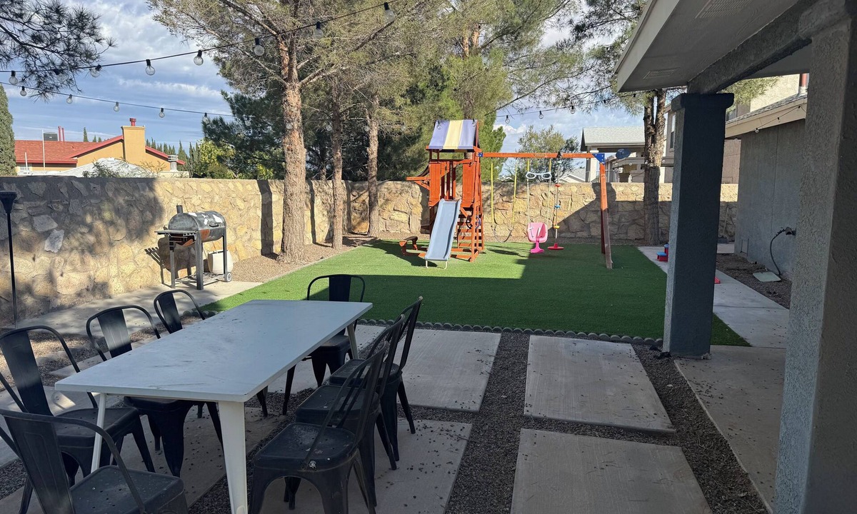 Biggs Field House | Cozy Family Home w/Fenced Yard, Sunset View & BBQ