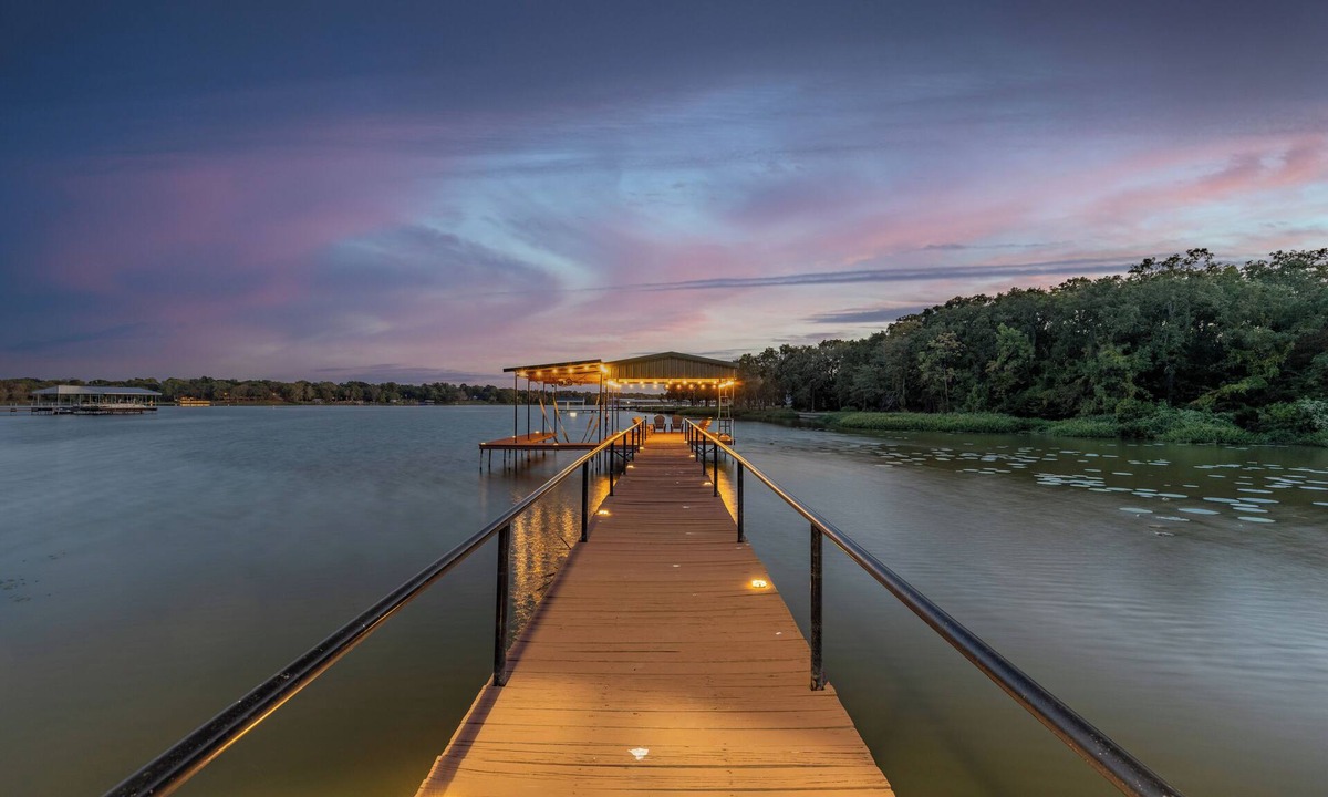 Quinlan House | Cozy Lakefront Serenity-Dock & Boatlift, Firepit & Fish.