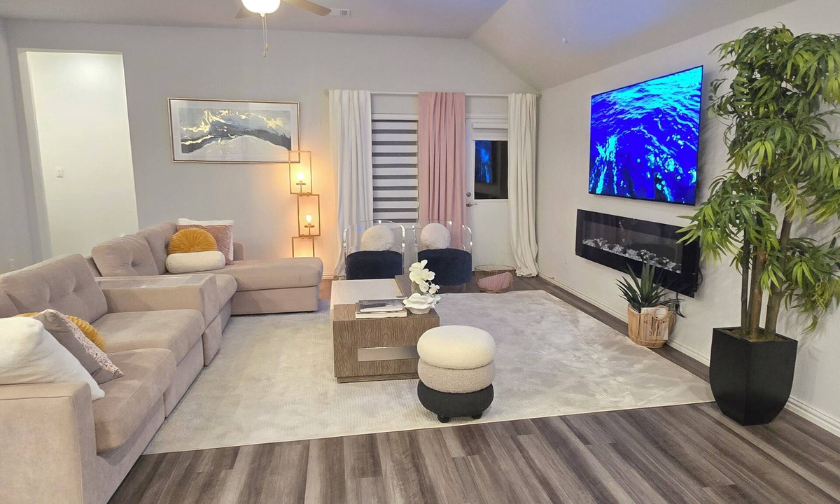 Aubrey House | Cozy Luxury Getaway near Frisco and Prosper
