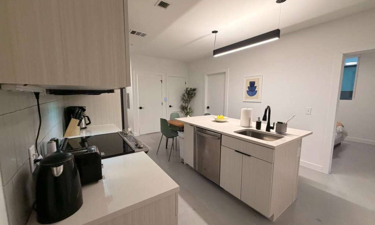 Capitol District Apartment | Cozy private bedroom in 5 bed-2bath apartment in Austin with AC and gym