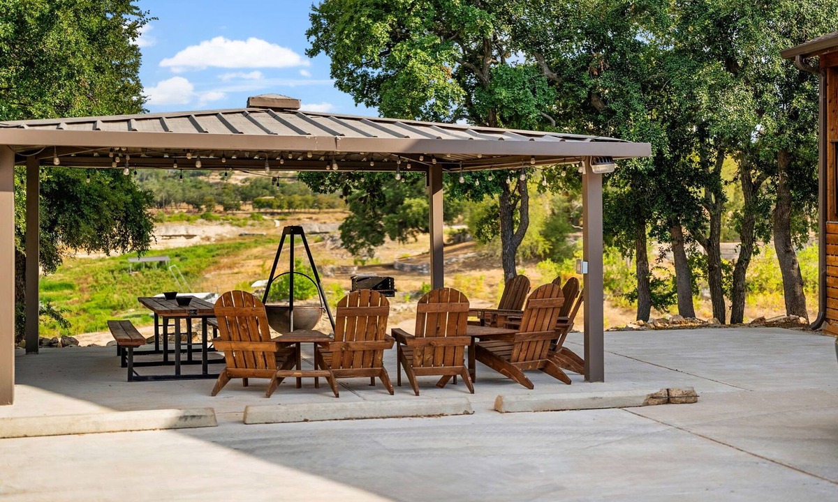 Big Bee Creek House | Cozy Retreat: 2 Homes w BBQ Playhouse & Pool