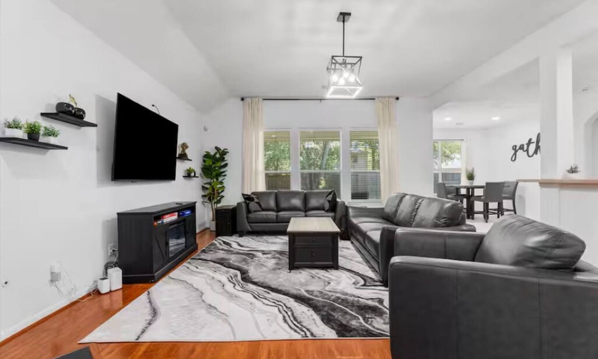 College Park House | Cozy Retreat: Spacious 5BR, BBQ & Fitness Escape