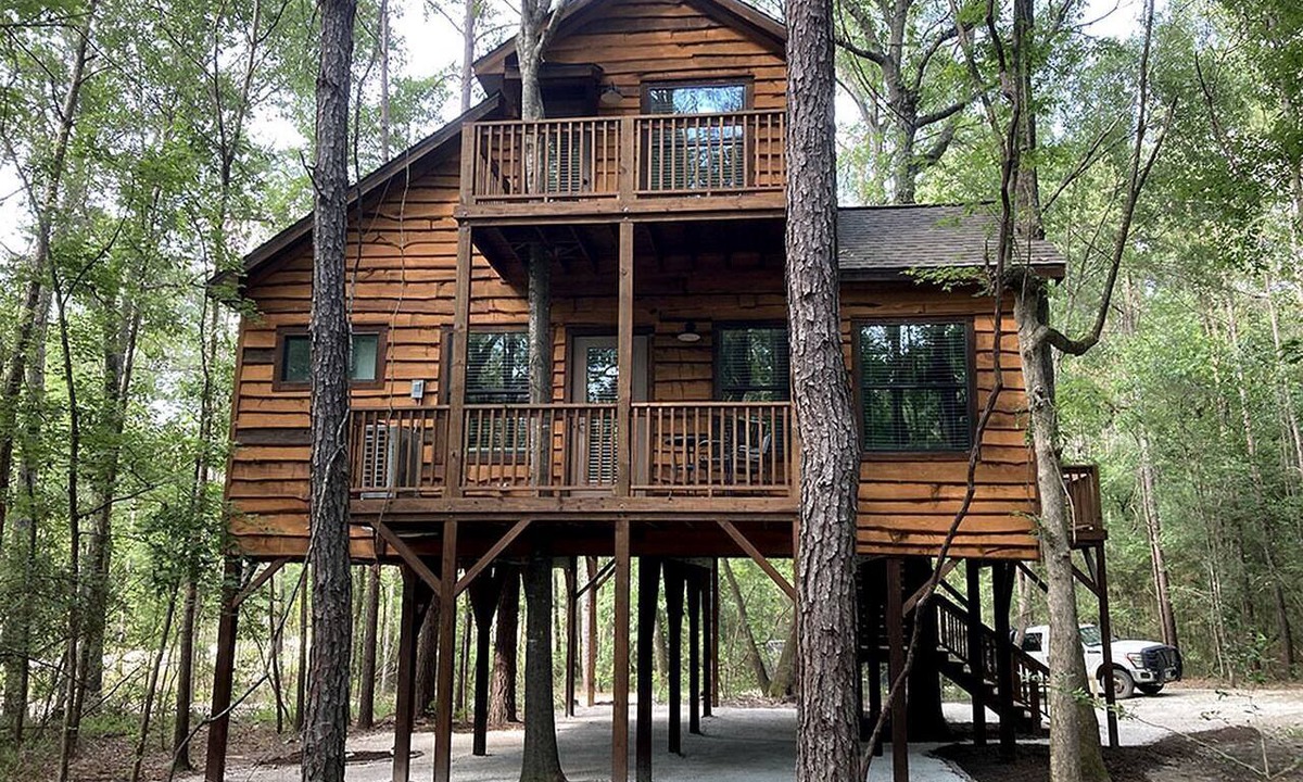 Livingston Cabin | Cozy Tree House with Beautiful Modern Interior in Livingston, Texas