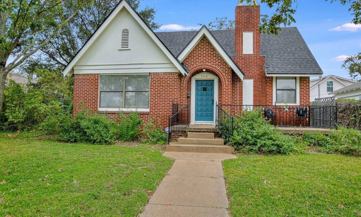 Austin Ave. Villa | Cozy Tudor Bungalow in Waco